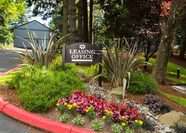 Signage for the leasing office with an arrow pointing right.
