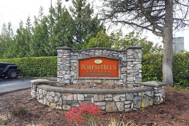 Forest Hills Estates apartment homes monument sign