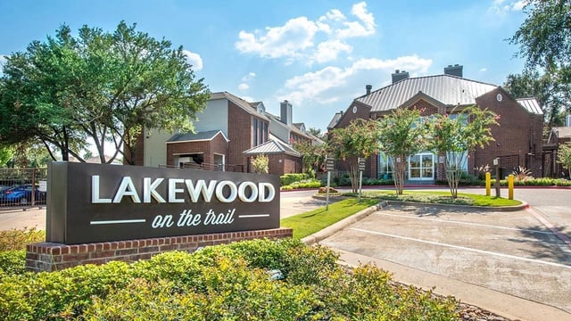 Lakewood on the Trail monument sign and apartment buildings