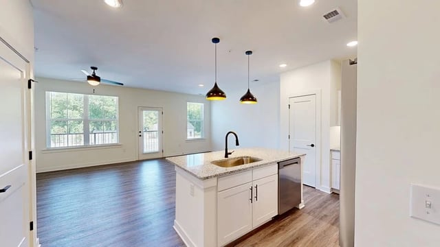 1BR, 1BA - 835SF - The Creek